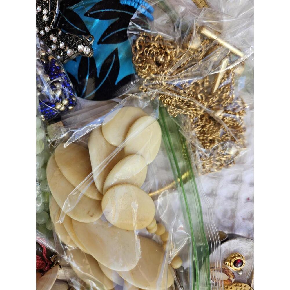 3.5 Lbs. Beads/Charms/Craft Junk Misc. Jewelry Making Lot Non-Wearable Pounds - Picture 4 of 11